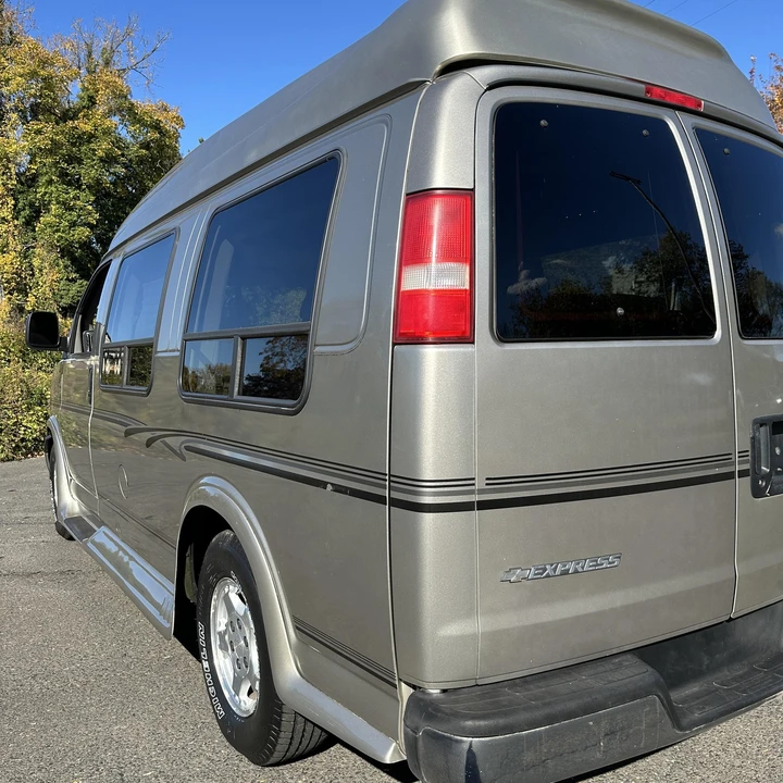 2004 Chevrolet Express - Image 11 of 12