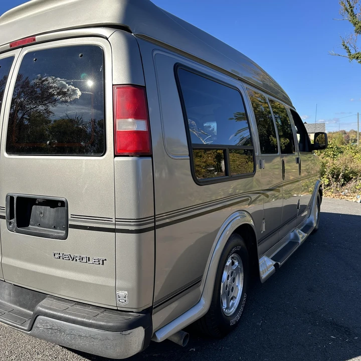 2004 Chevrolet Express - Image 9 of 12