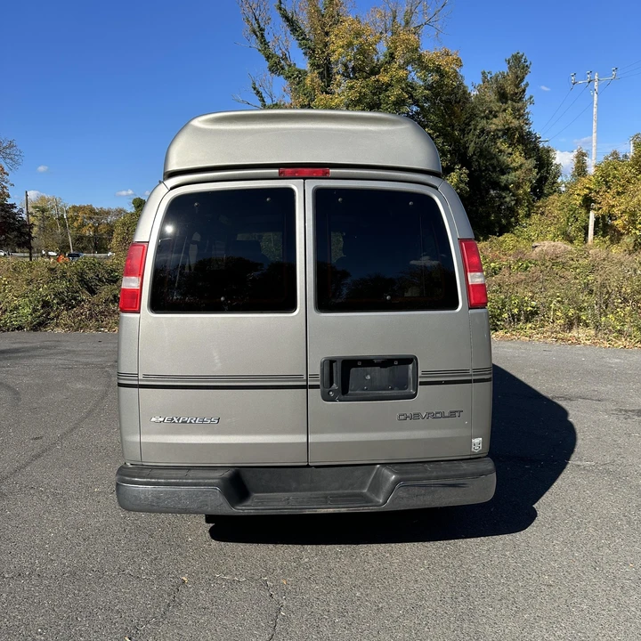 2004 Chevrolet Express - Image 10 of 12