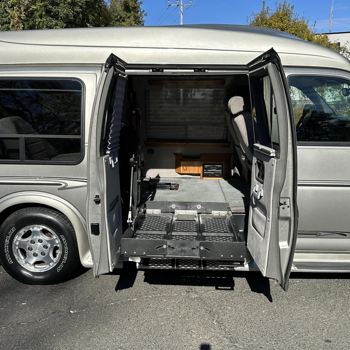 2004 Chevrolet Express - Image 4 of 12