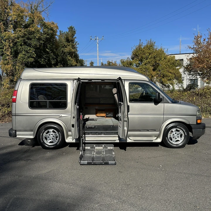 2004 Chevrolet Express - Image 2 of 12
