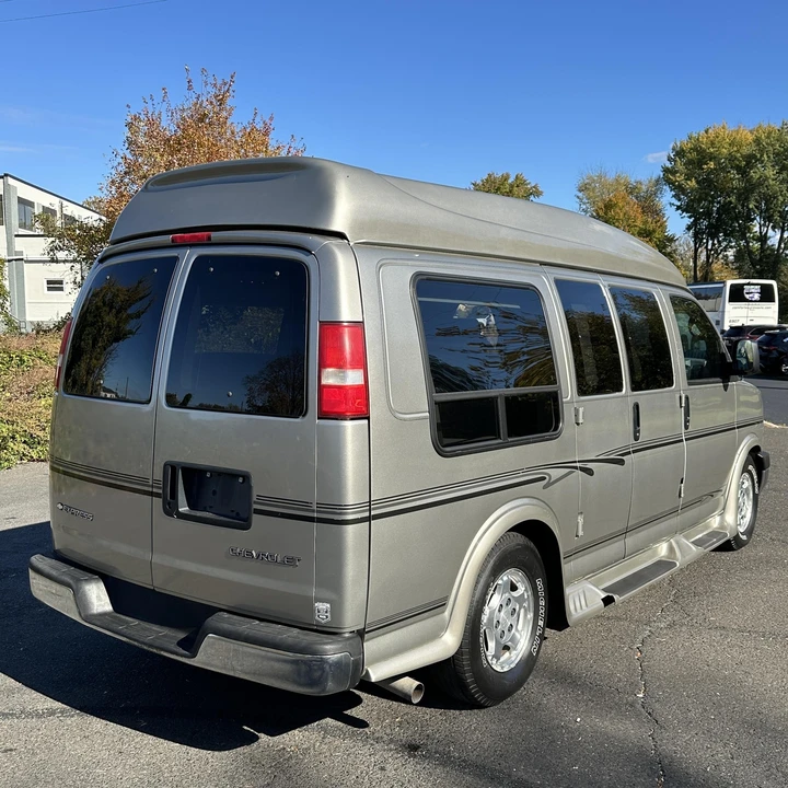 2004 Chevrolet Express - Image 8 of 12