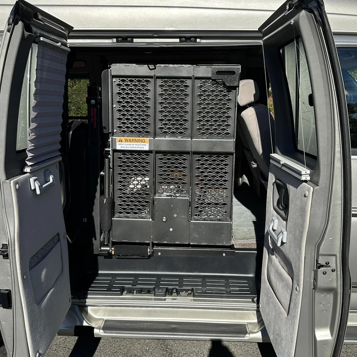 2004 Chevrolet Express - Image 5 of 12