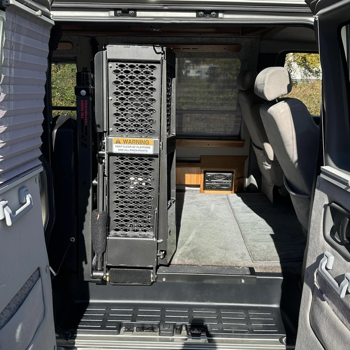 2004 Chevrolet Express - Image 6 of 12