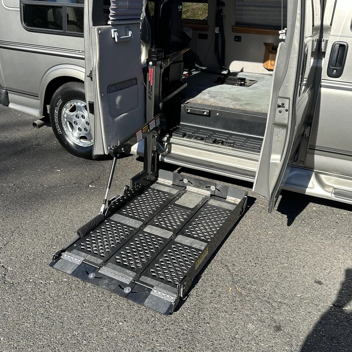 2004 Chevrolet Express - Image 3 of 12