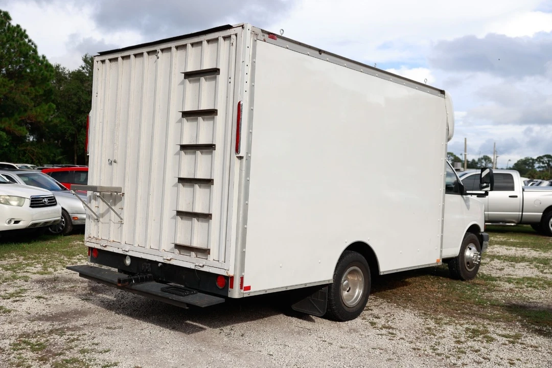 2004 Chevrolet Express - Image 11 of 12