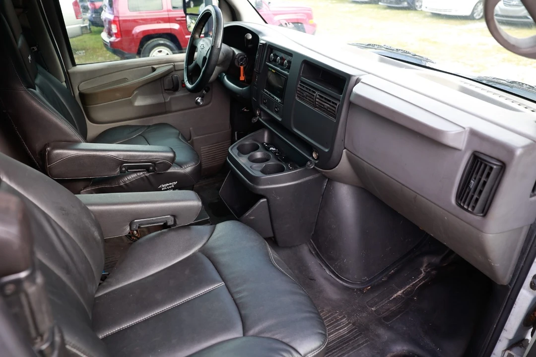 2004 Chevrolet Express - Image 10 of 12