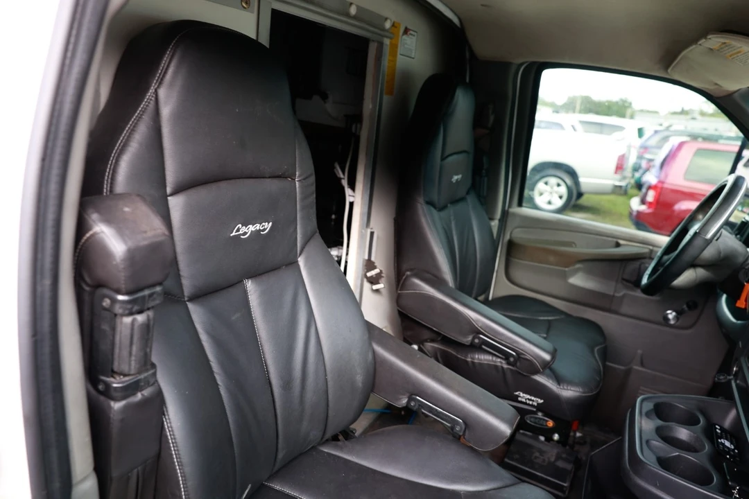 2004 Chevrolet Express - Image 8 of 12