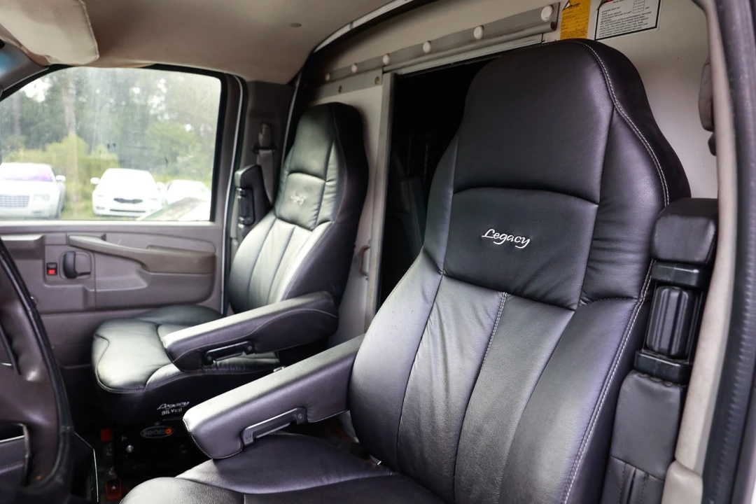 2004 Chevrolet Express - Image 6 of 12