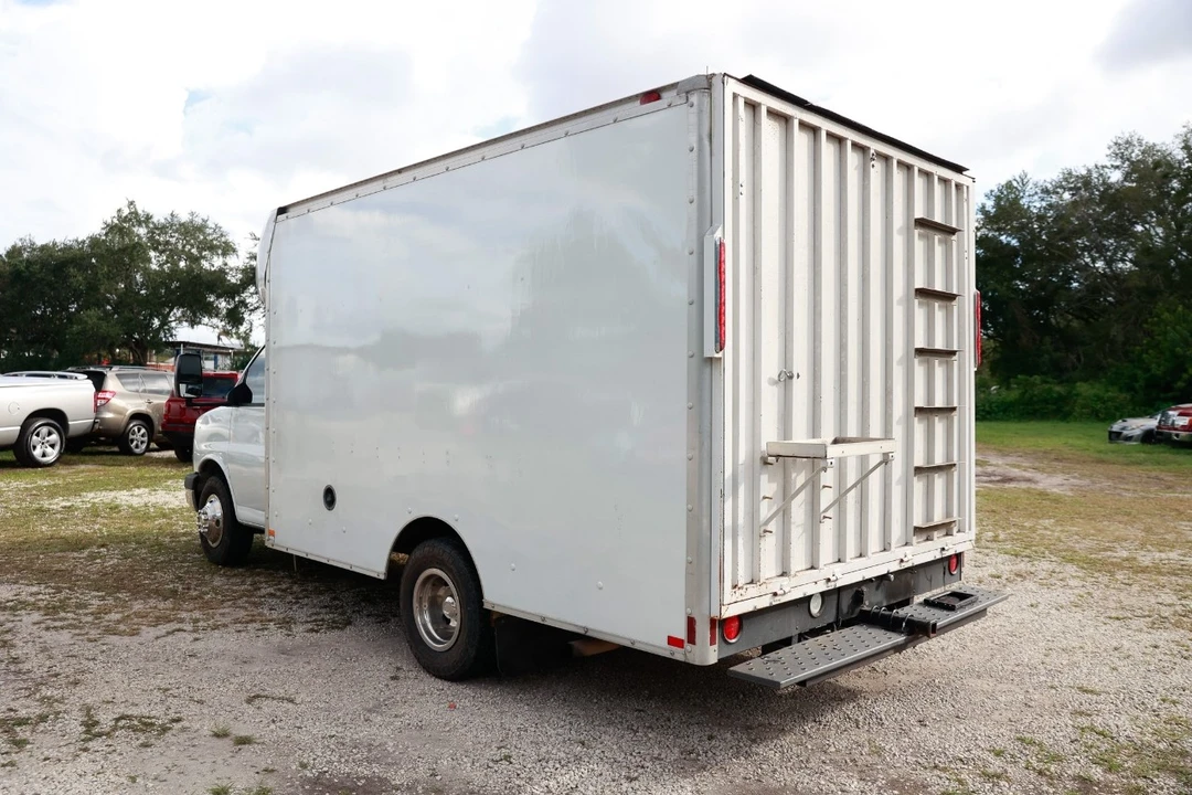 2004 Chevrolet Express - Image 5 of 12