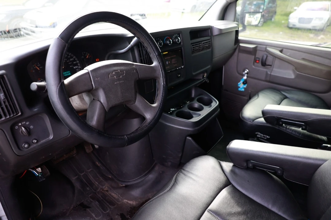 2004 Chevrolet Express - Image 4 of 12