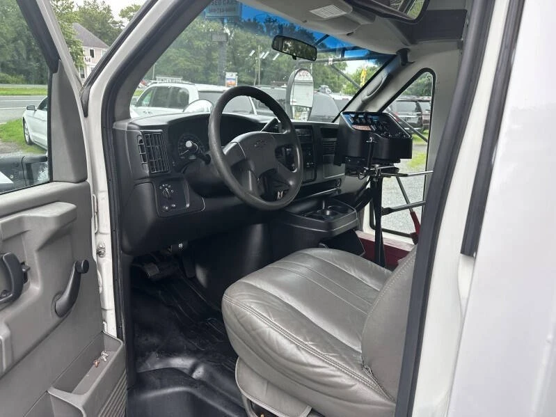 2004 Chevrolet Express - Image 13 of 21