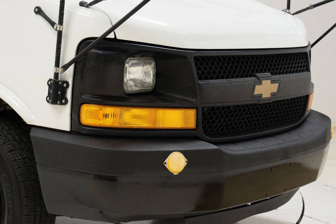 2004 Chevrolet Express - Image 11 of 12