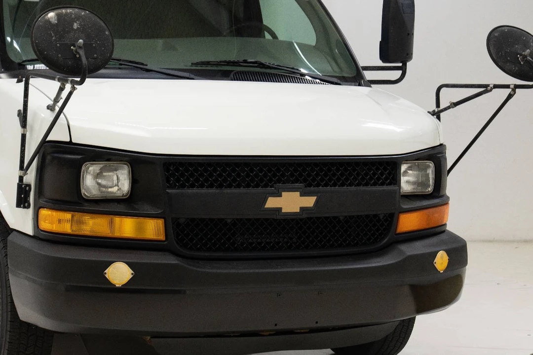 2004 Chevrolet Express - Image 9 of 12