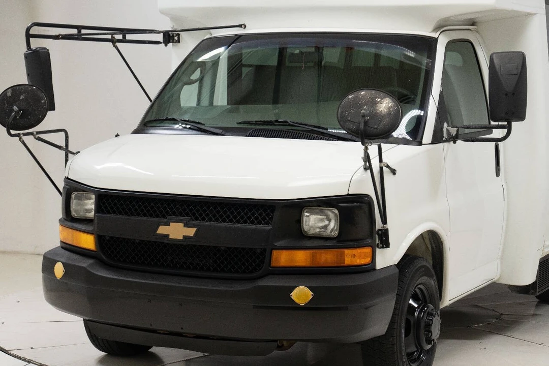 2004 Chevrolet Express - Image 10 of 12