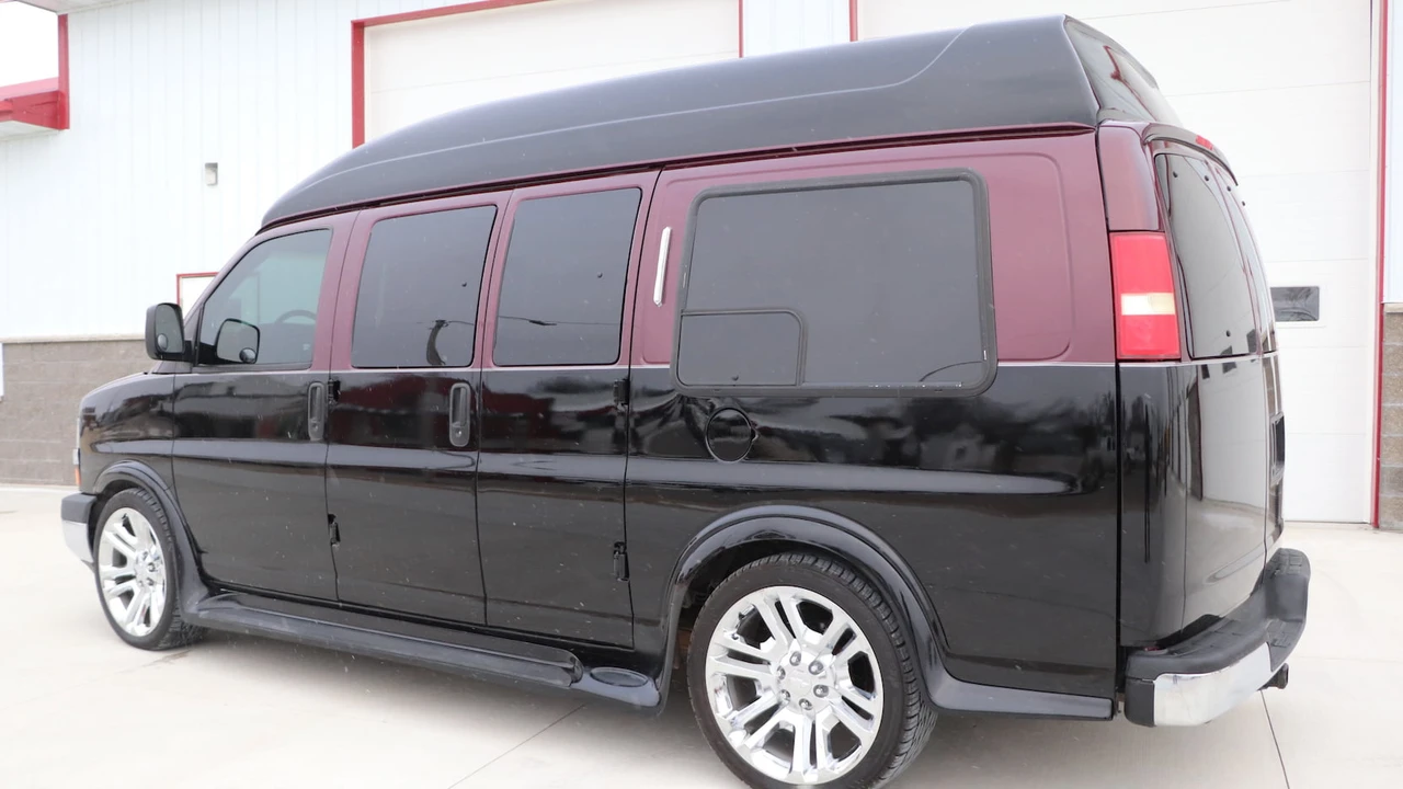 2004 Chevrolet Express - Image 2 of 19