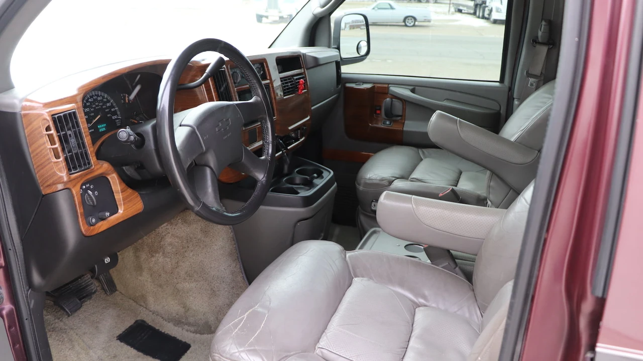 2004 Chevrolet Express - Image 4 of 19