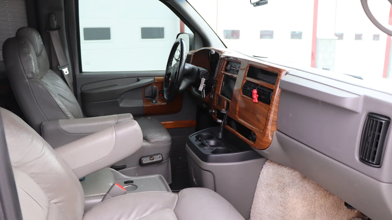 2004 Chevrolet Express - Image 5 of 19