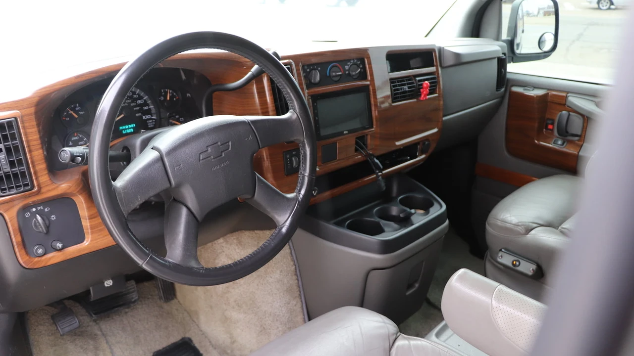 2004 Chevrolet Express - Image 6 of 19
