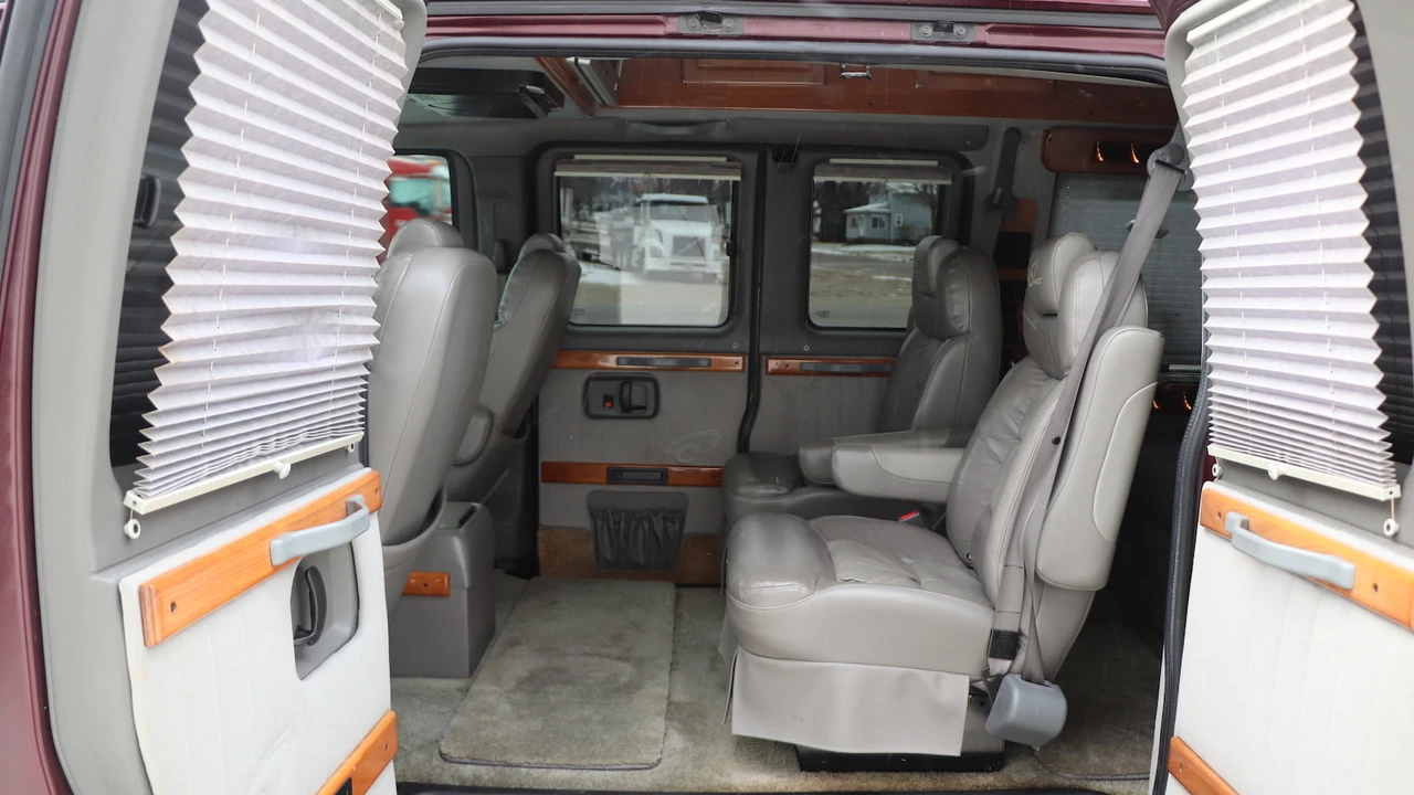 2004 Chevrolet Express - Image 7 of 19
