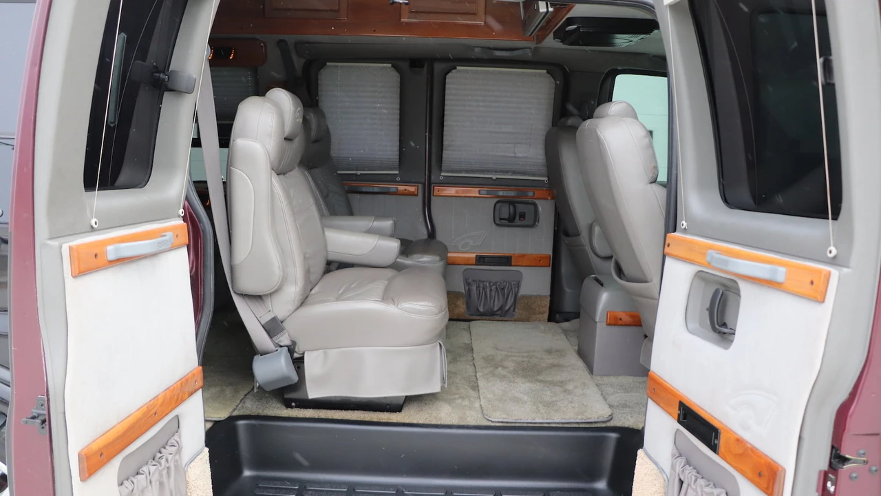 2004 Chevrolet Express - Image 10 of 19