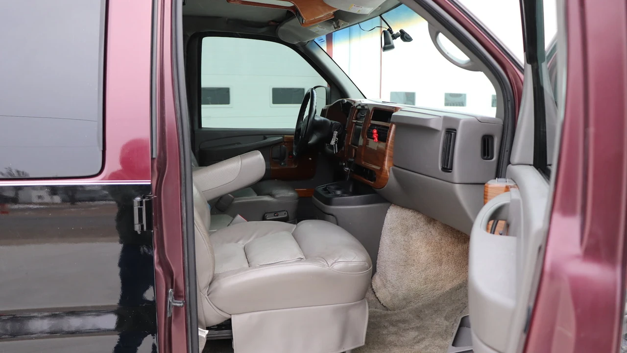 2004 Chevrolet Express - Image 11 of 19