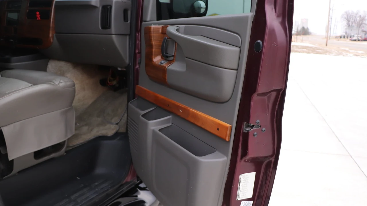 2004 Chevrolet Express - Image 12 of 19