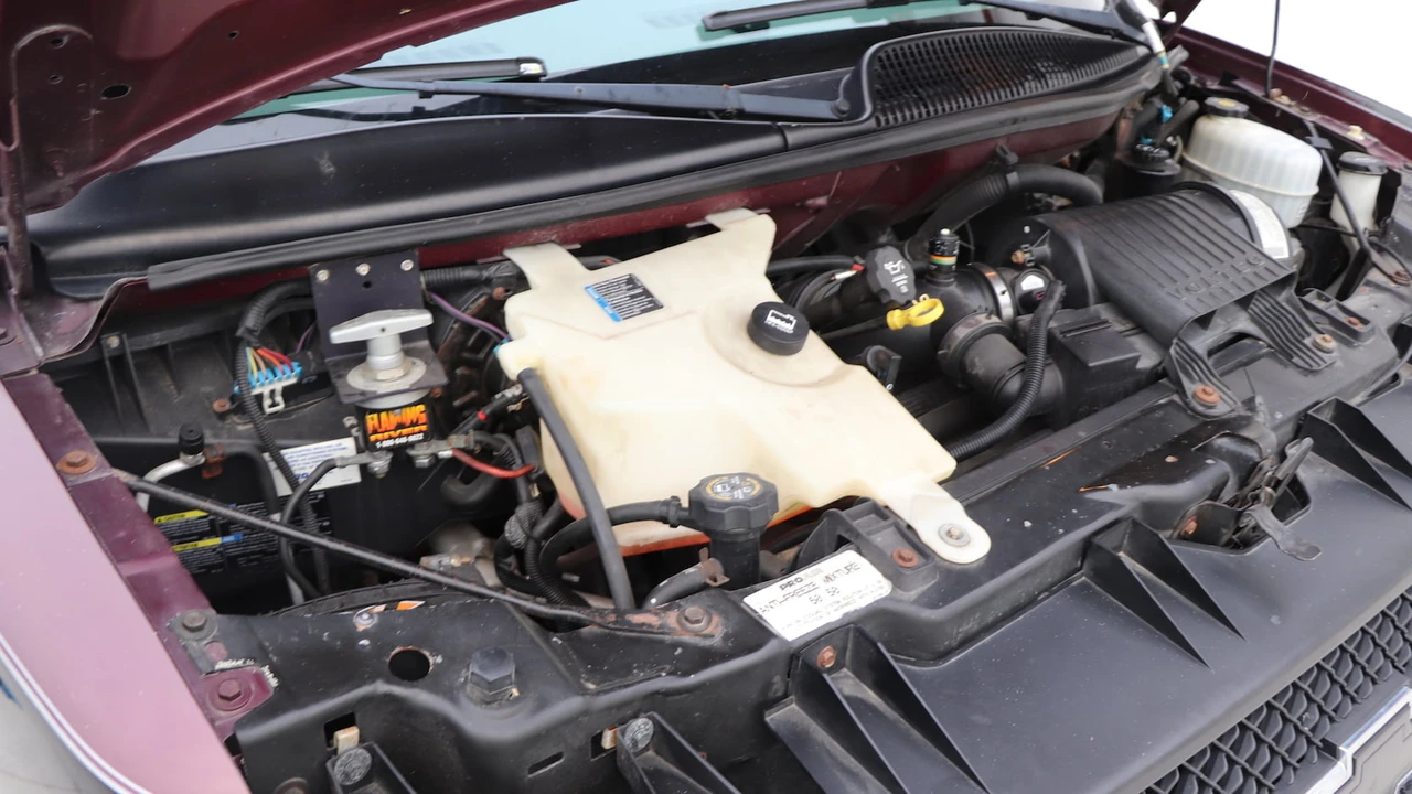 2004 Chevrolet Express - Image 13 of 19