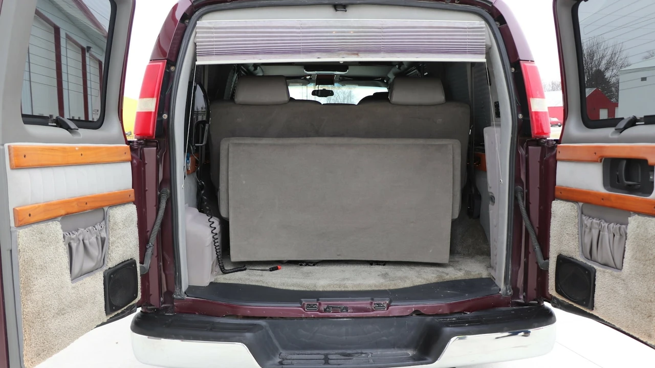 2004 Chevrolet Express - Image 14 of 19