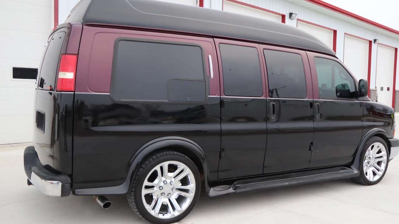 2004 Chevrolet Express - Image 17 of 19