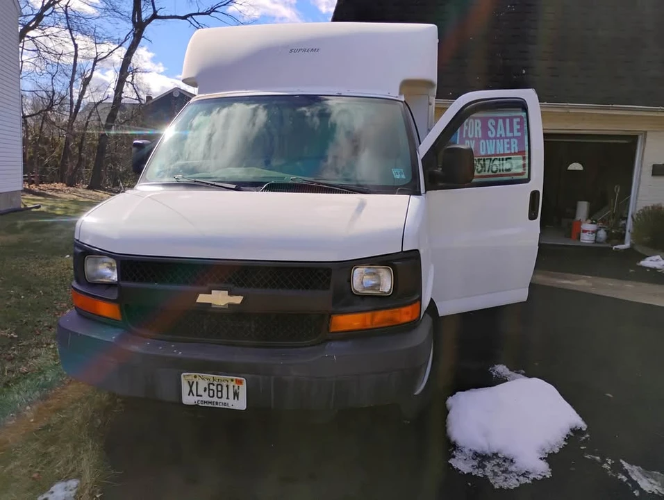 2004 Chevrolet G-Series Van - Image 2 of 12