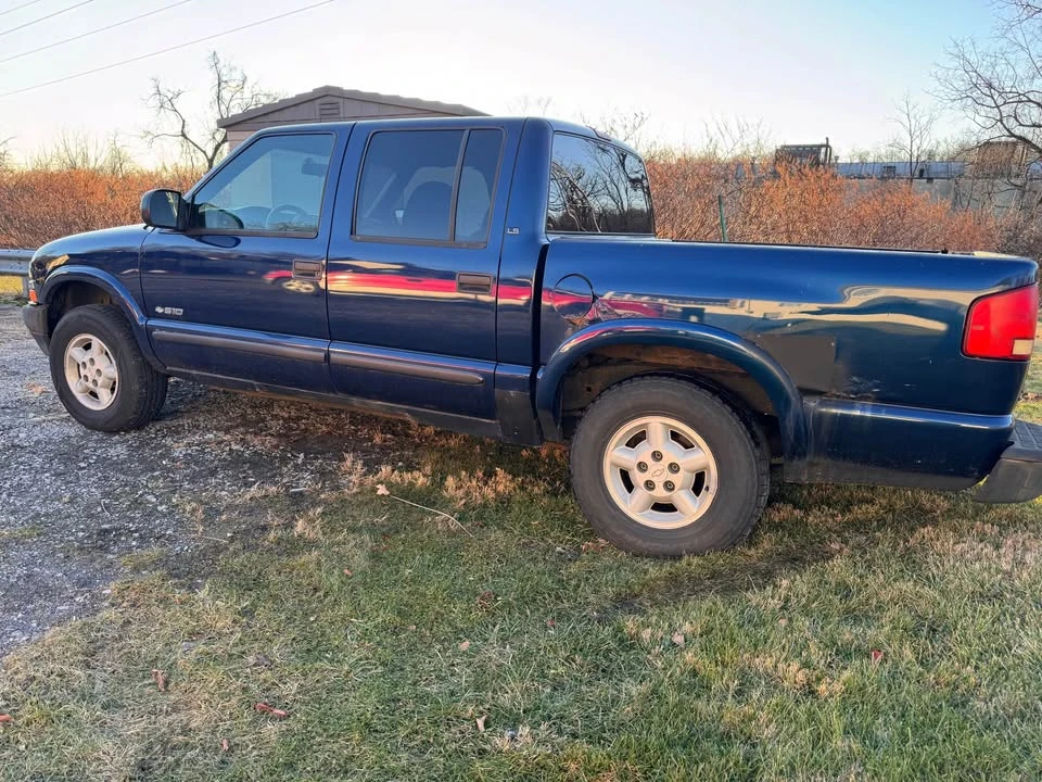 2004 Chevrolet S-10 - Image 2 of 12