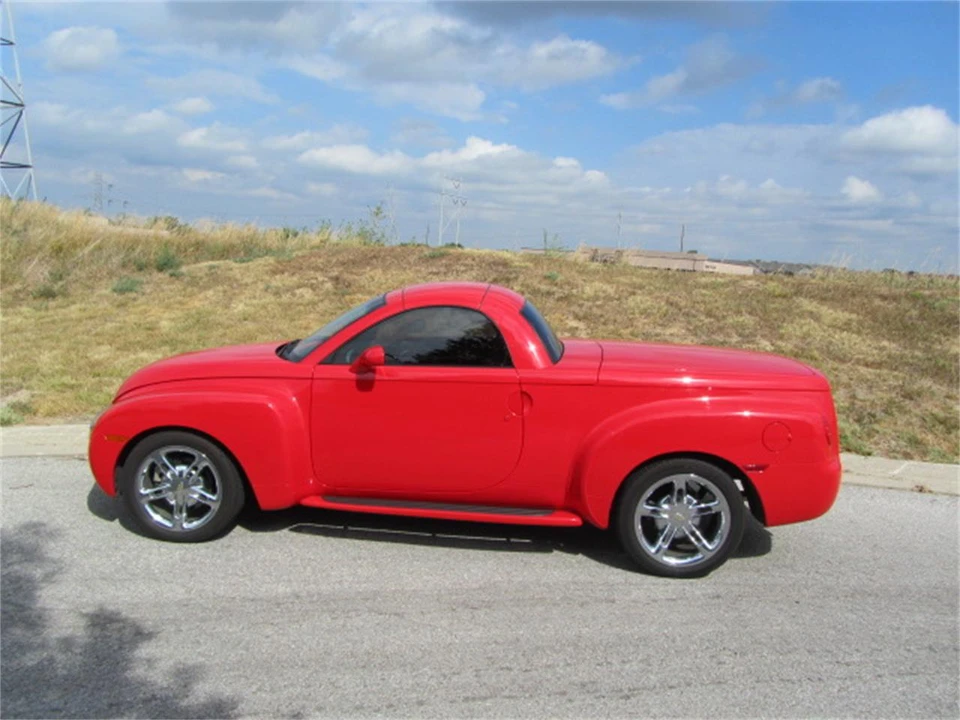 2004 Chevrolet SSR - Image 3 of 21