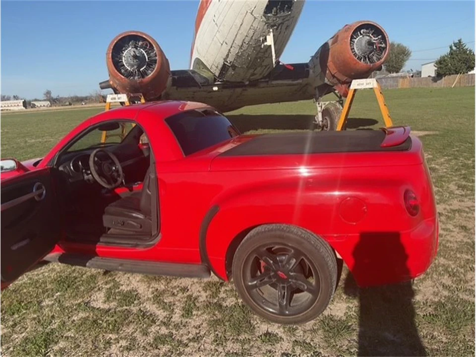 2004 Chevrolet SSR - Image 2 of 7