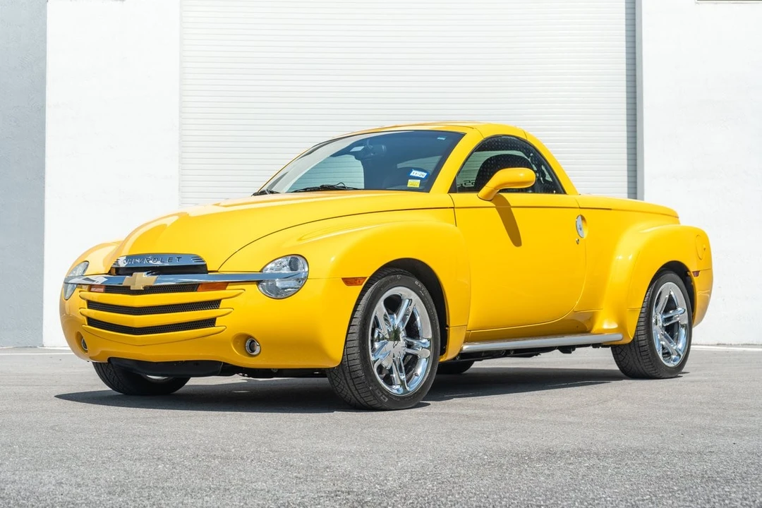 2004 Chevrolet SSR - Image 2 of 31