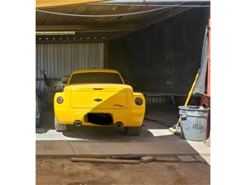 2004 Chevrolet SSR - Image 2 of 7