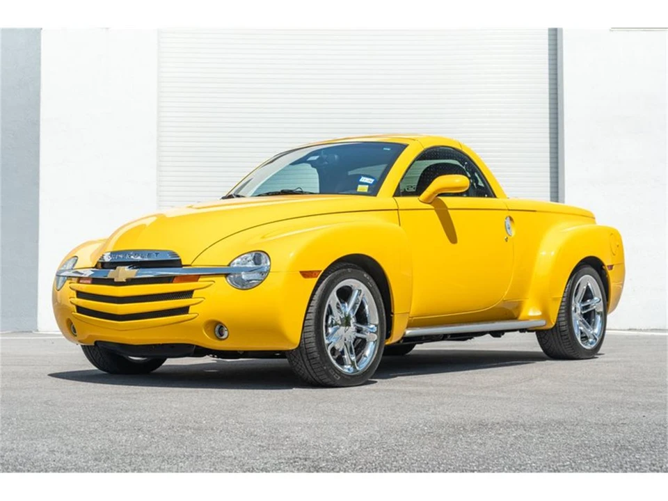 2004 Chevrolet SSR - Image 2 of 31