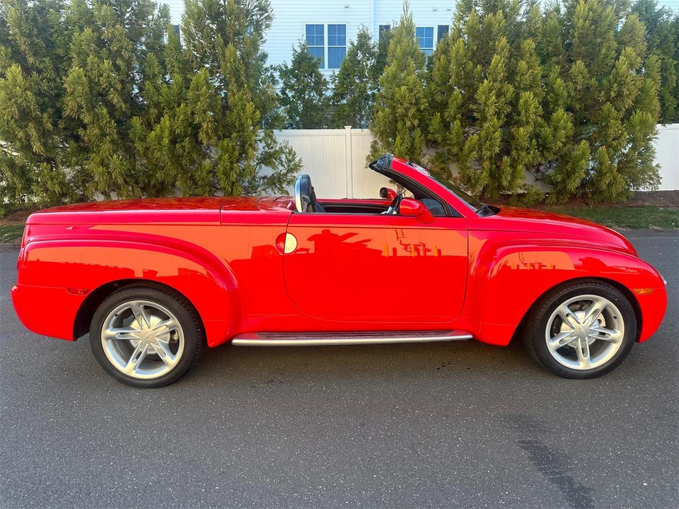 2004 Chevrolet SSR - Image 3 of 31