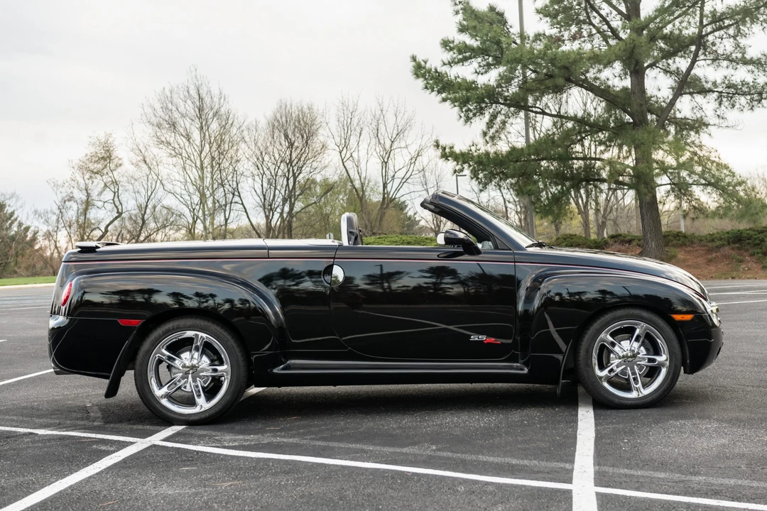 2004 Chevrolet SSR - Image 9 of 21