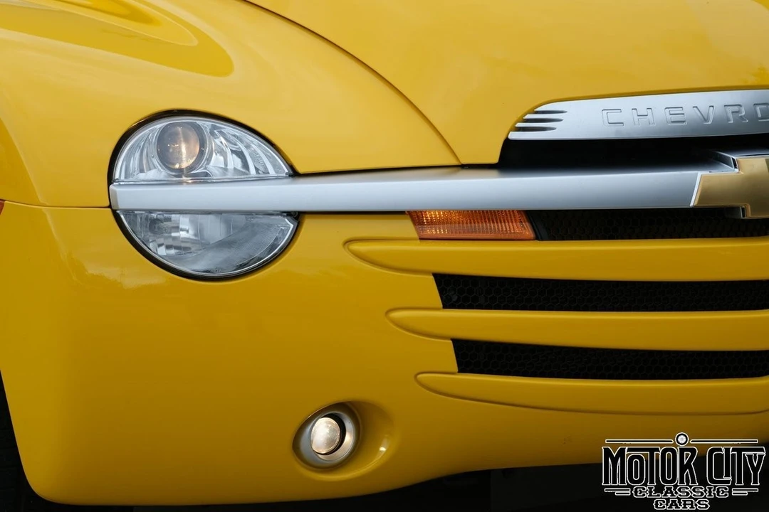 2004 Chevrolet SSR - Image 11 of 21