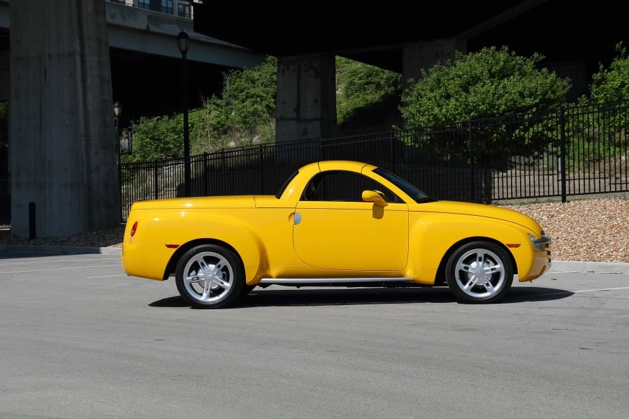 2004 Chevrolet SSR - Image 2 of 25