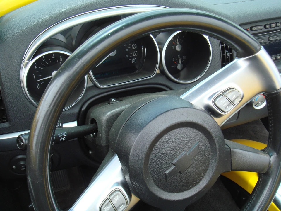 2004 Chevrolet SSR - Image 17 of 19