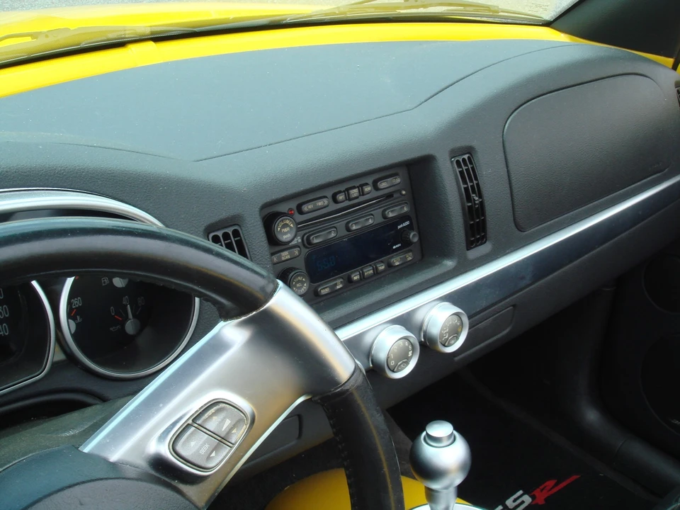 2004 Chevrolet SSR - Image 18 of 19