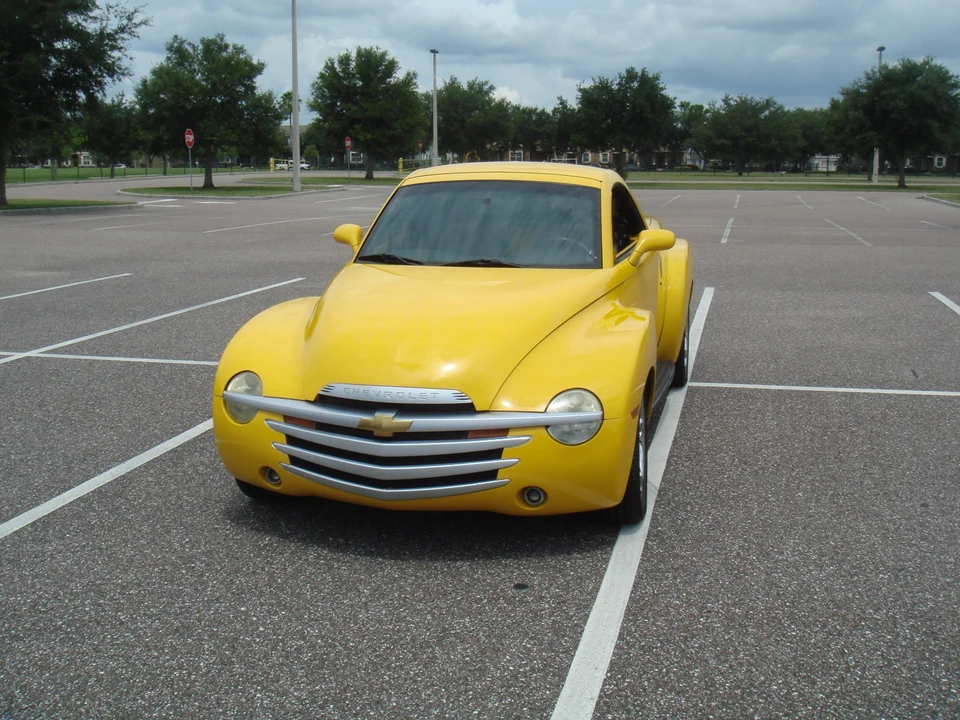 2004 Chevrolet SSR - Image 2 of 19