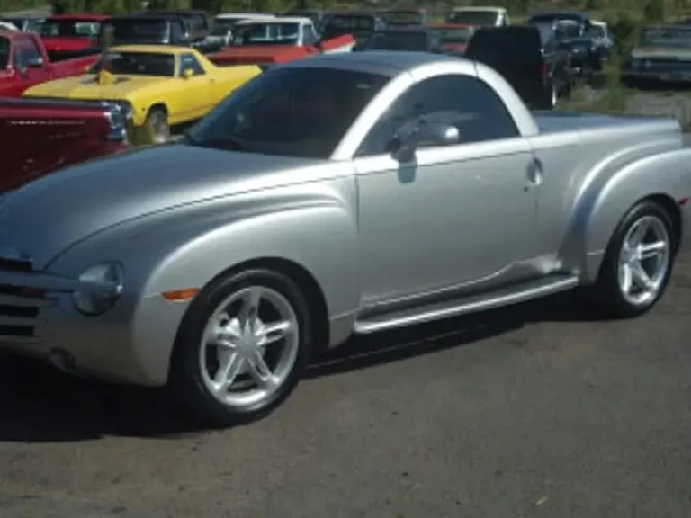 2004 Chevrolet SSR - Image 2 of 2