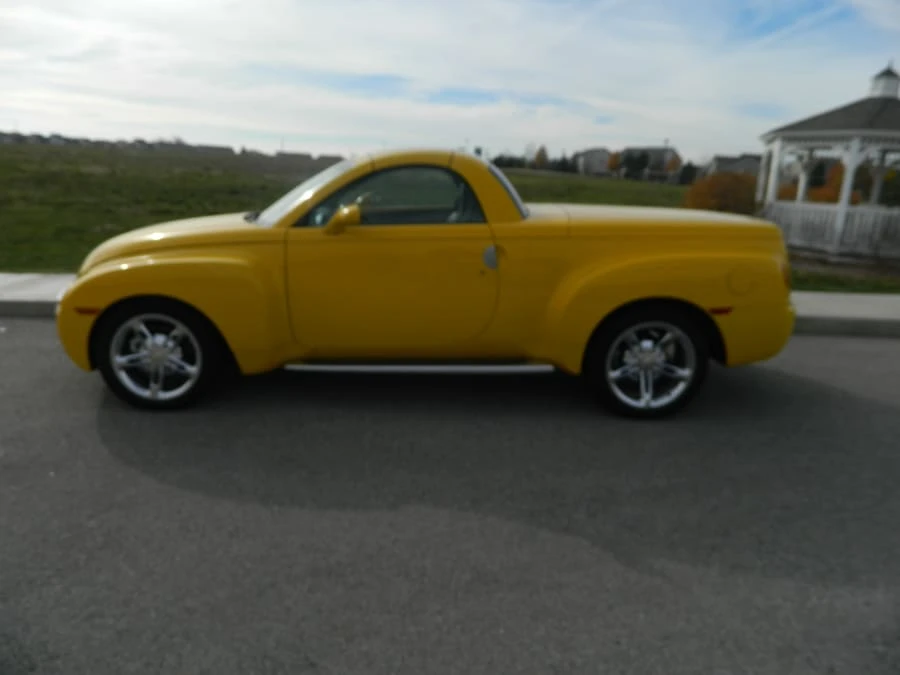 2004 Chevrolet SSR - Image 2 of 8