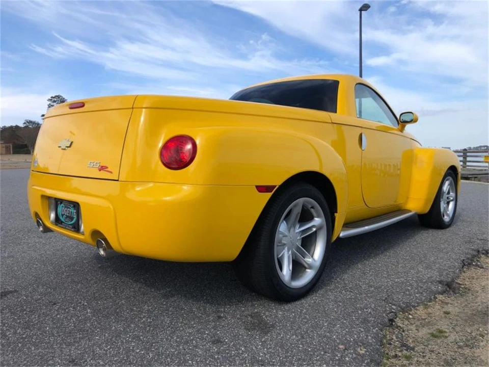 2004 Chevrolet SSR - Image 7 of 31