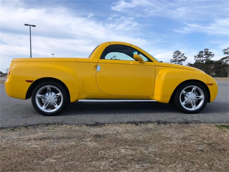 2004 Chevrolet SSR - Image 8 of 31