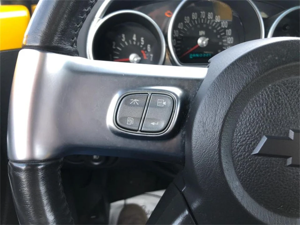 2004 Chevrolet SSR - Image 13 of 31