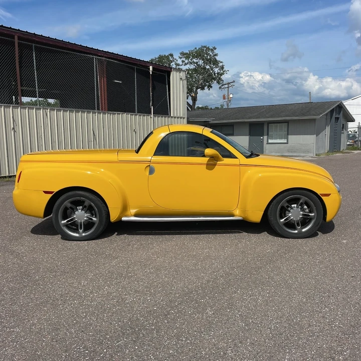 2004 Chevrolet SSR - Image 3 of 21